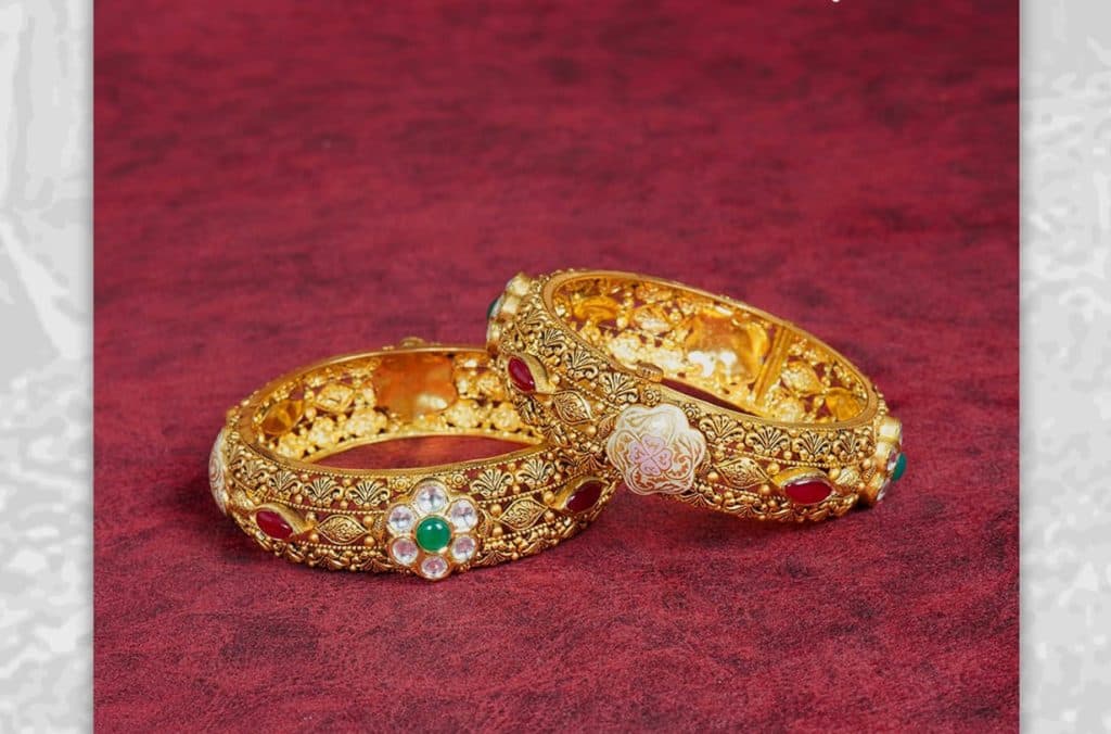 Gold price drops Rs 7,800 per tola, falls below Rs 300,000 mark